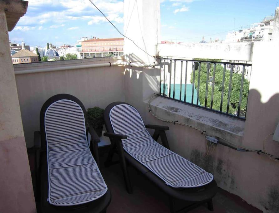 Young Penthouse Valencia Exterior photo